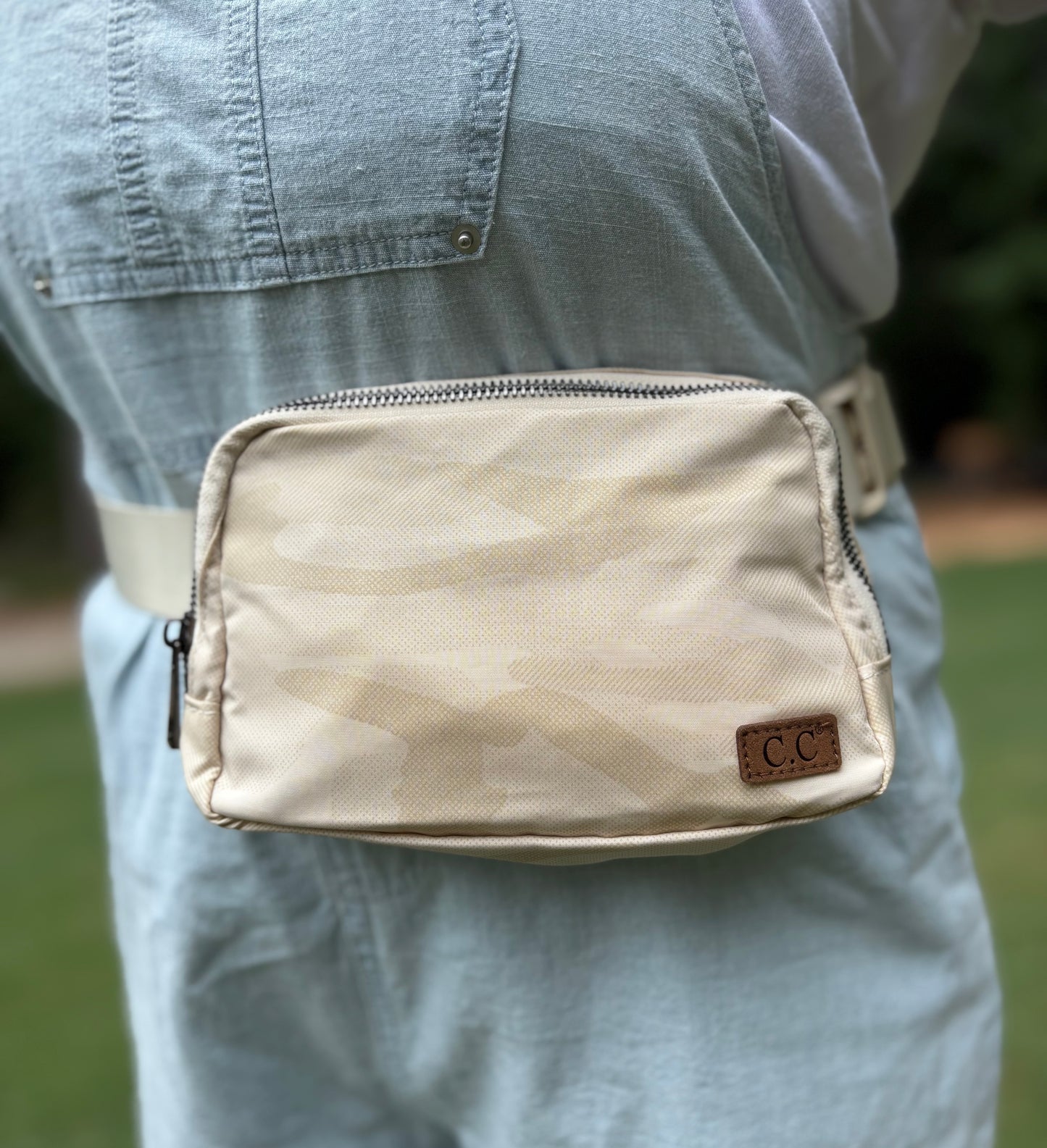 “Women’s Camo Belt Bag”