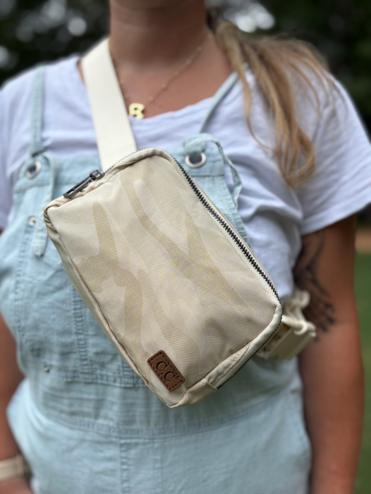 “Women’s Camo Belt Bag”